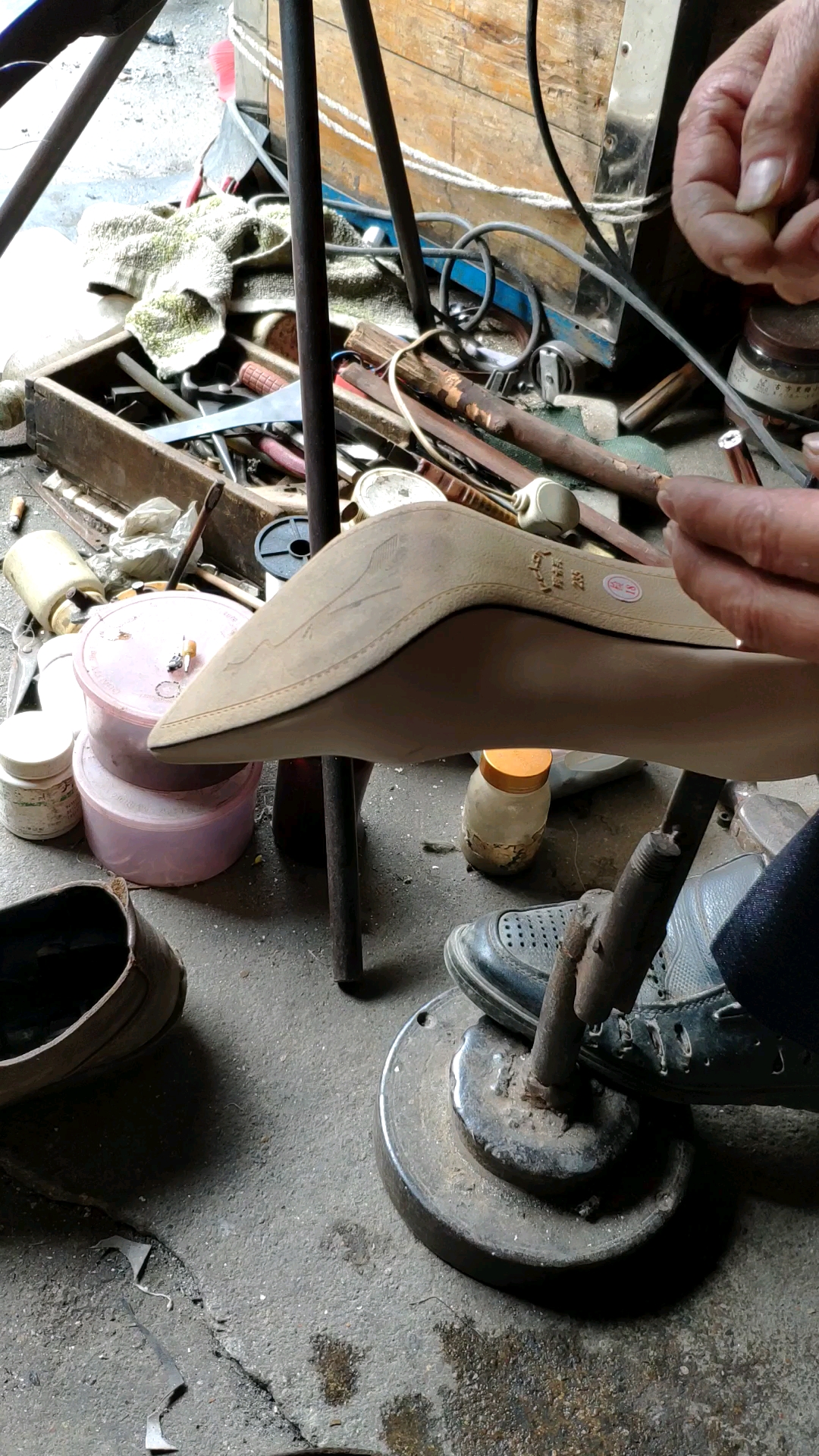 54岁修鞋匠师傅修鞋跟几下子就搞定了,他说在这做了34年了.