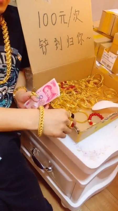 娱乐#这老板太会做生意,100块钱铲多少都是自己的,这下要破产了