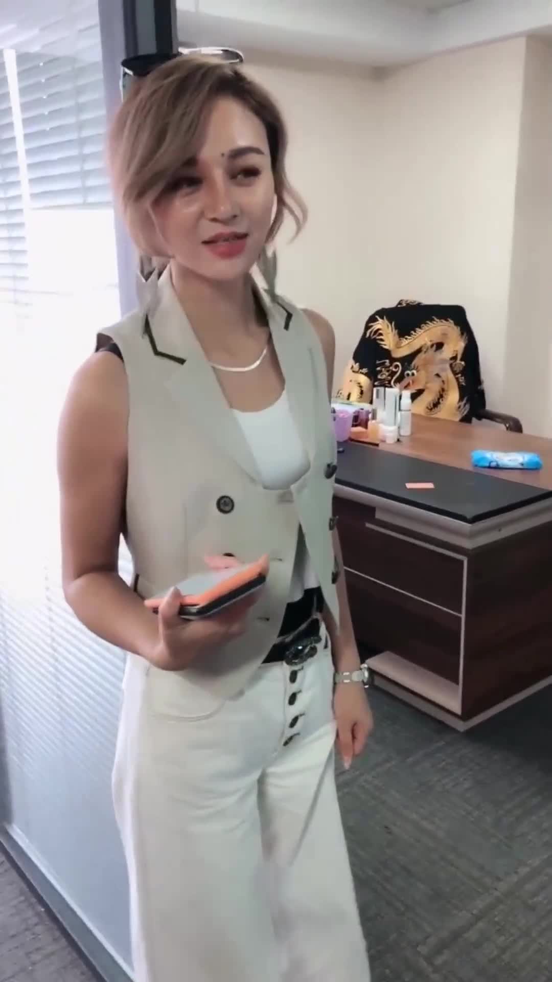 童模焱娃娃的妈妈聊天三句离不开自己家的别墅炫耀啥呢
