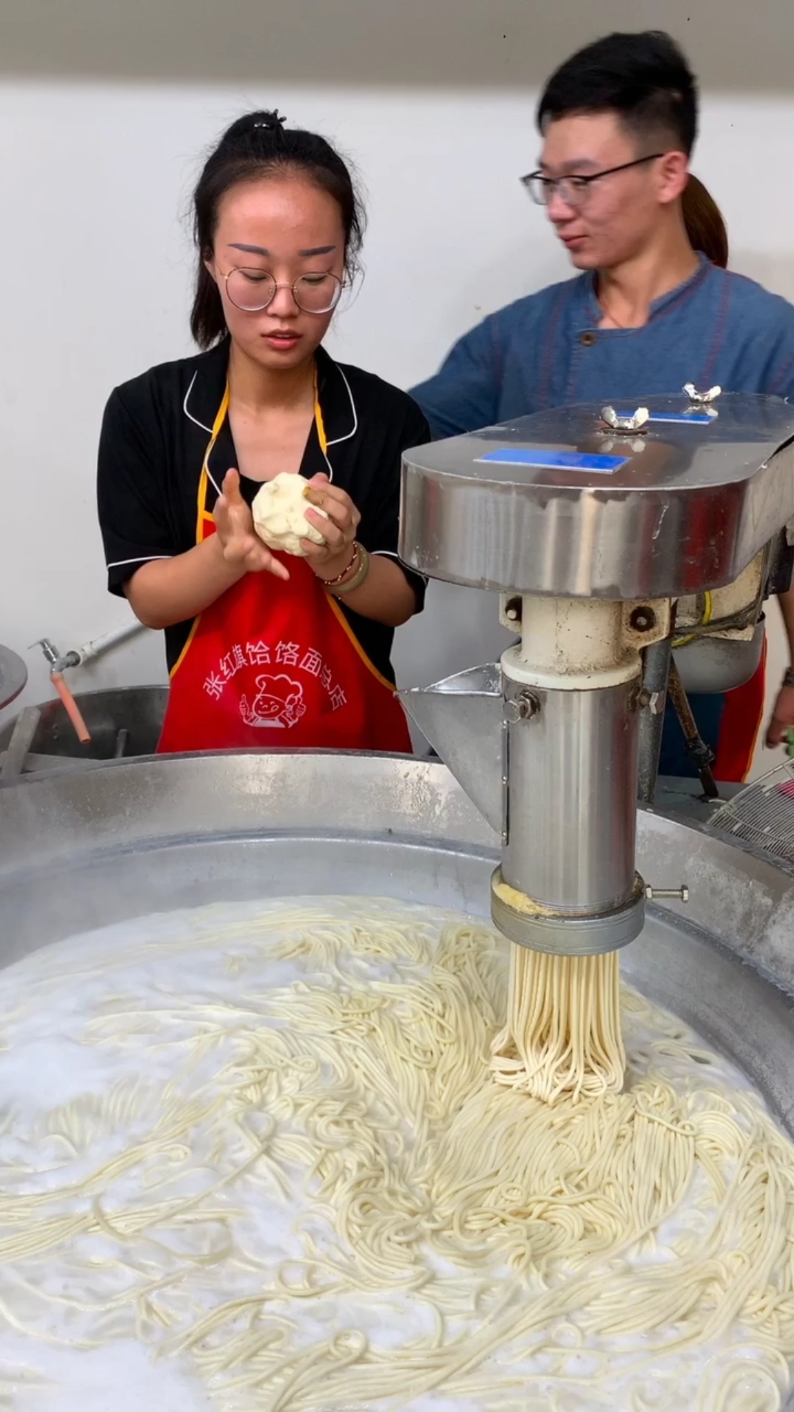 这大锅得煮多少面呀