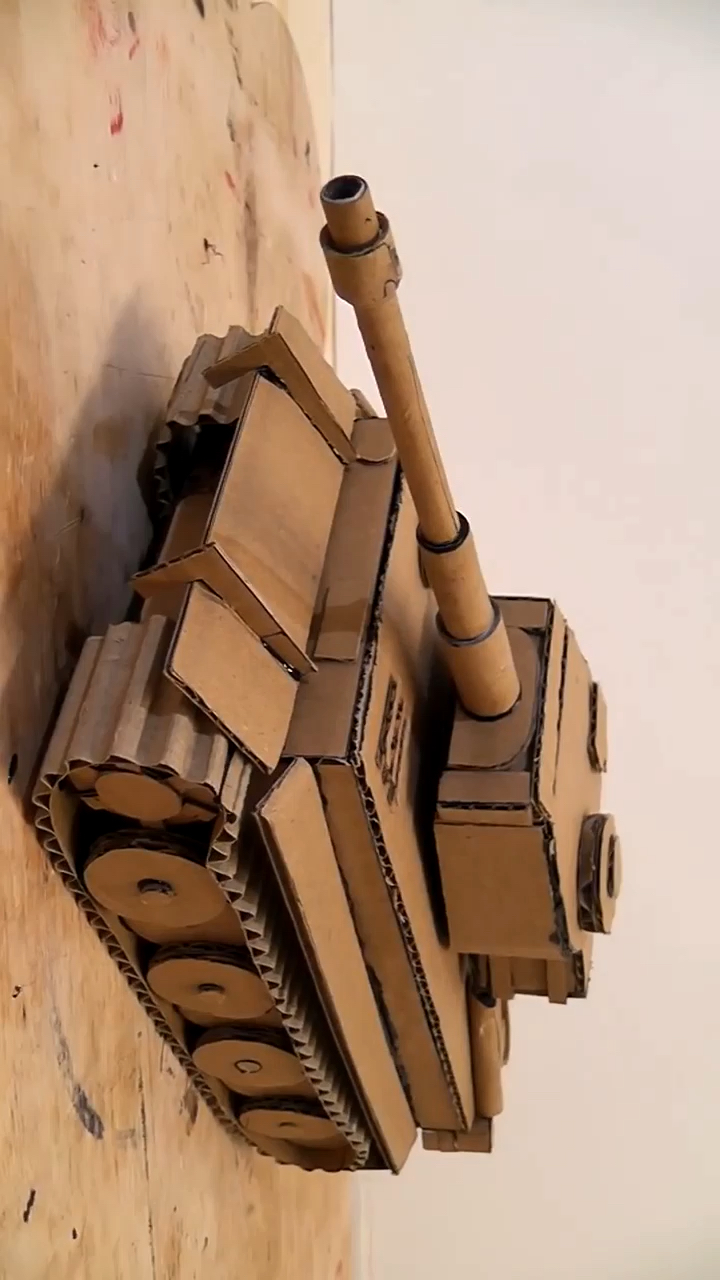 自制的纸板小坦克,霸气吗?