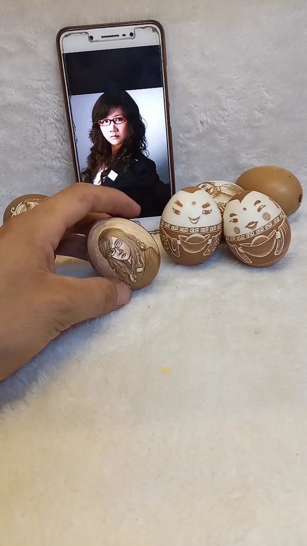 鸡蛋壳雕刻美女肖像