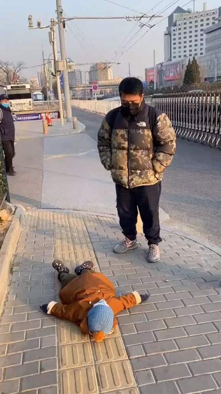 爷俩僵持半个多小时了,站着的有点累了,地上躺着的依然保持战斗模式