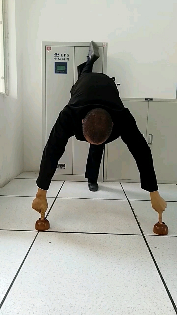 双臂一指倒立是二指禅高级练法,集全身之力于二指,意气合一,动作危险