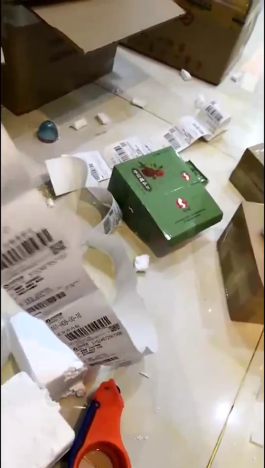 快递来家里拿件,还正在打包中