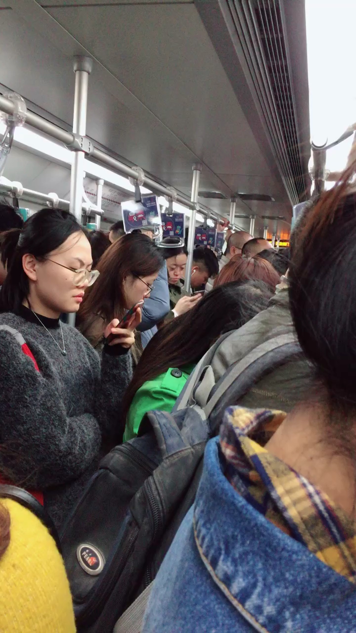 地铁好挤啊