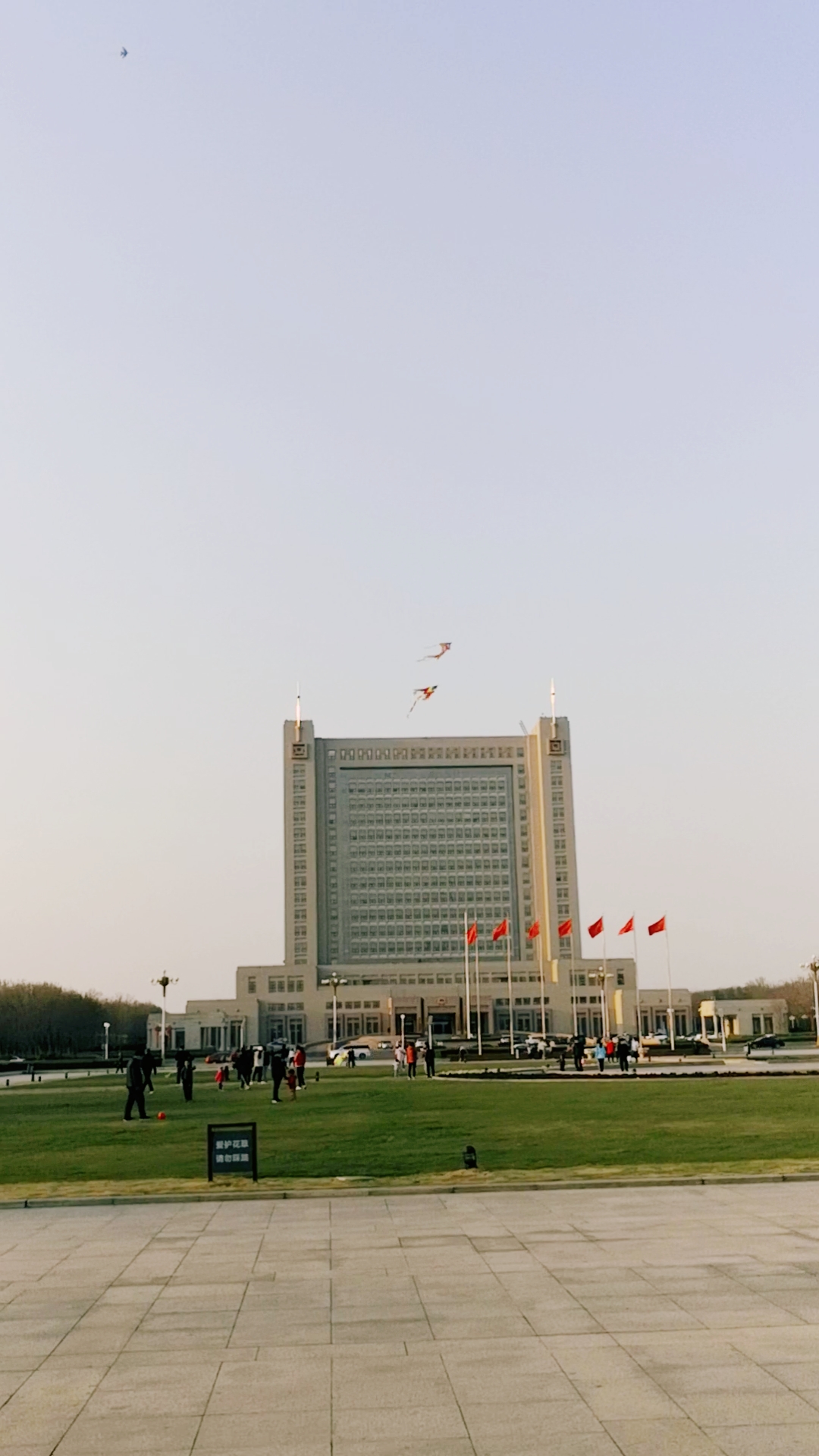 晒晒我家的春天#天气不错,东营新世纪广场上放风筝的人儿不少