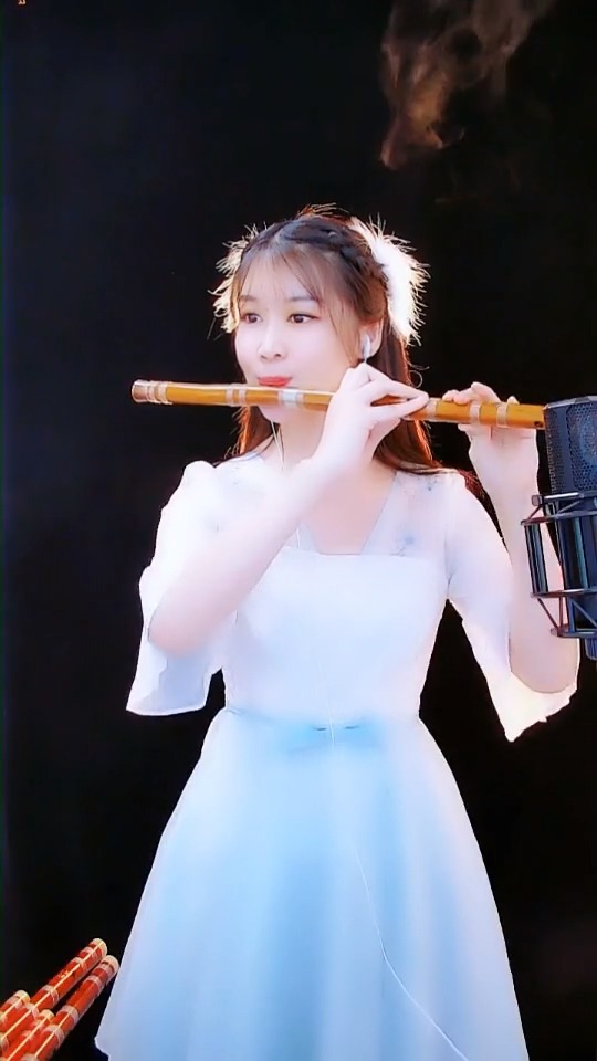 迷惑行为大赏#姑娘竹笛吹奏《西海情歌》,笛音清脆悠扬,宛若天仙般