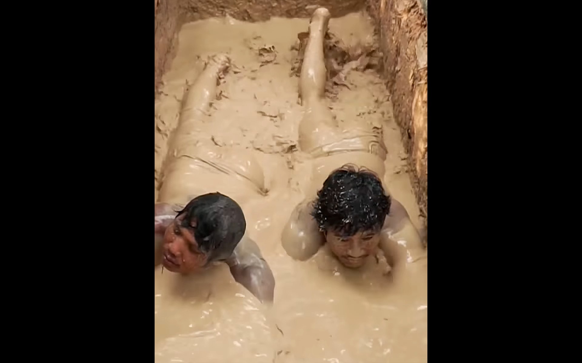 你见过用泥巴水洗澡的吗?