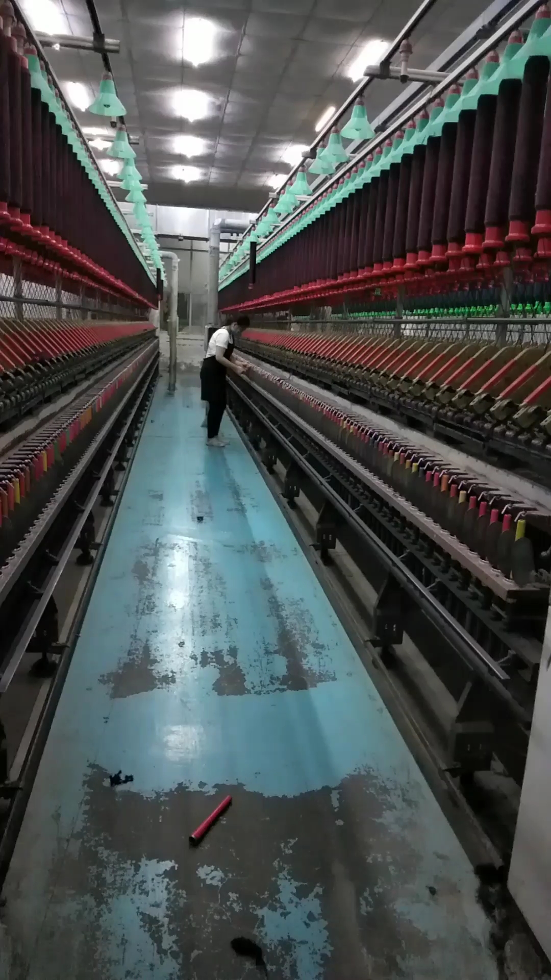 看我们的美女落纱工伸头那是杠杠滴!