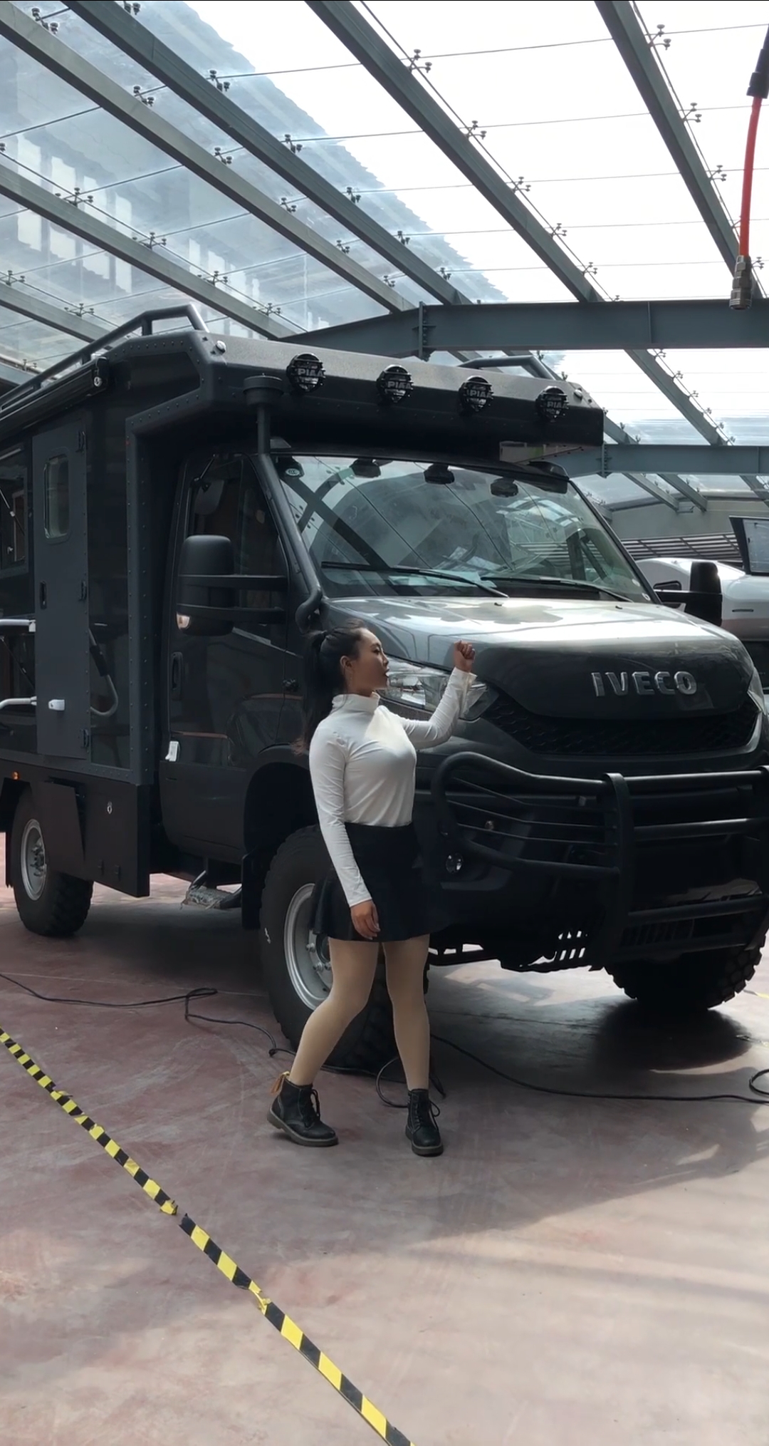 街拍美女#越野房车!男人的大玩具!