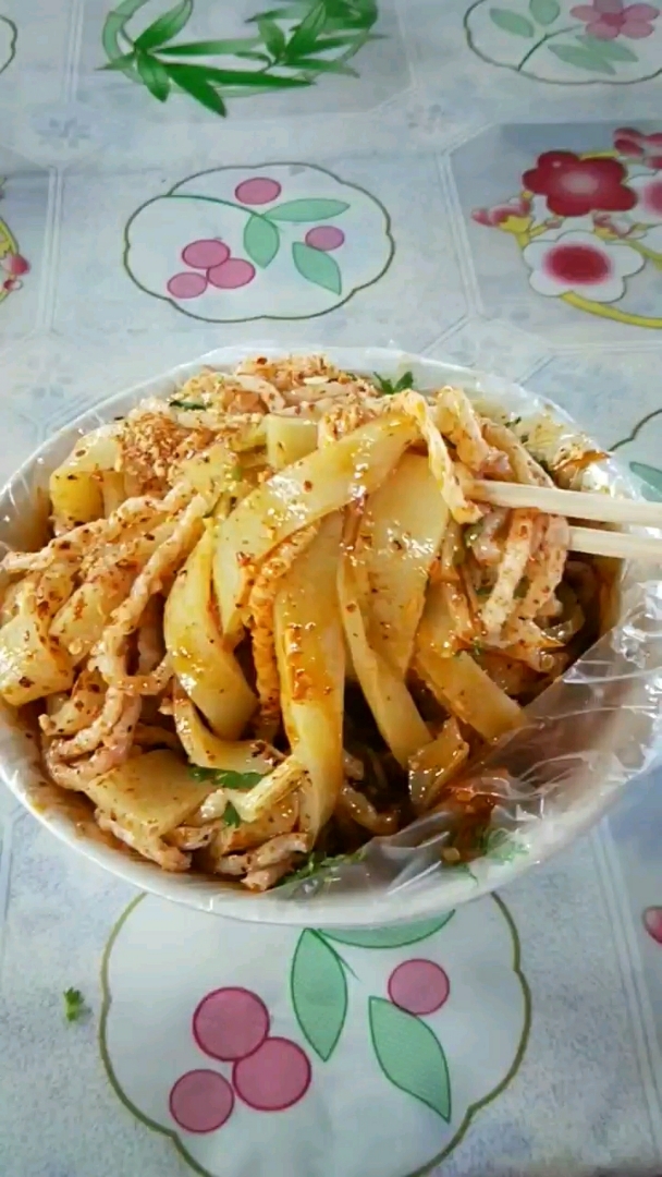 又来吃66凉皮牛筋面参半喽!好吃