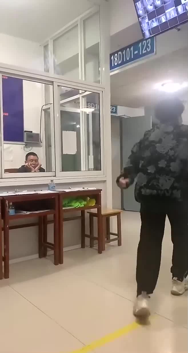 宿管大爷说必须跳一段舞才能进宿舍,这不就安排上了吗