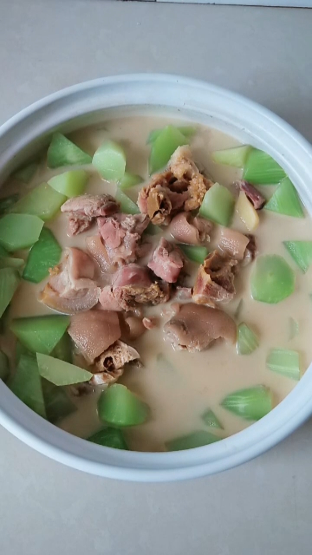 我要上热门#风干腊猪蹄怎么吃?用它炖莴笋,好吃美味解馋