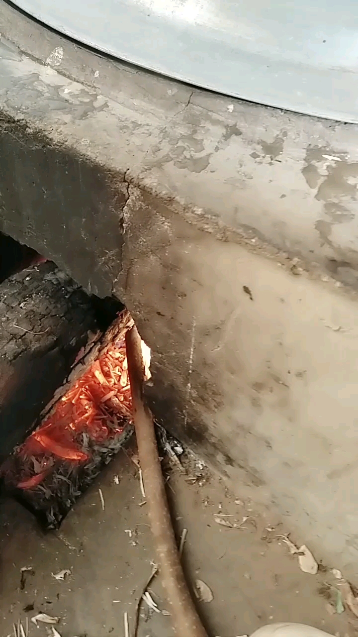 這是我們農村裡每天做飯的傢伙,燒火做飯,有沒有見過呀