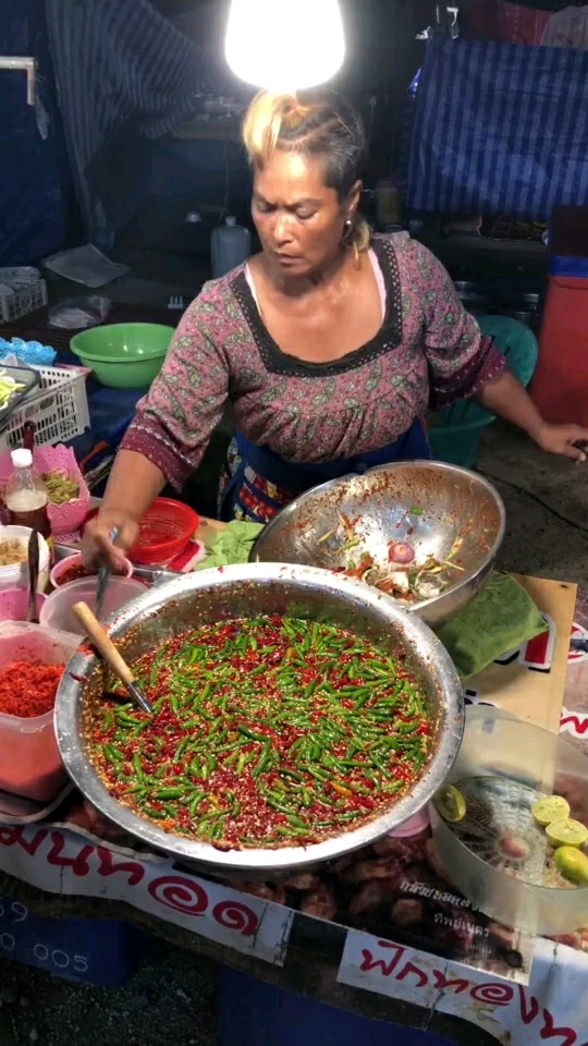 泰国人就是这样生吃螃蟹的,?