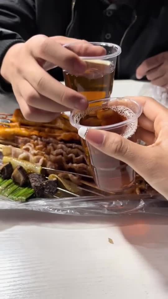 每次和男朋友喝酒他都做这个动作,是什么意思?