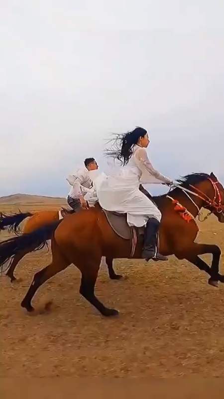 喜欢骑马的小姐姐,眼前的这一幕,千万不要眨眼!-全民小视频
