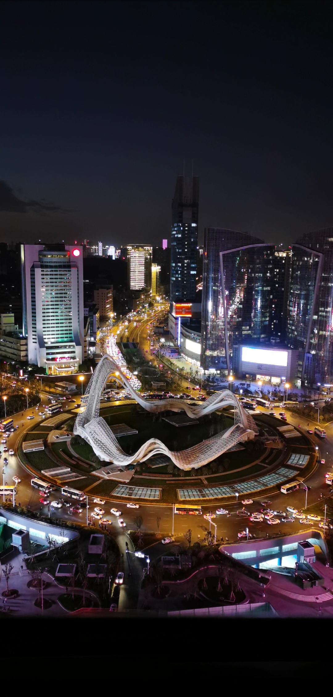 新年游记#震撼!实拍武汉光谷广场夜景,宛如魔幻大片