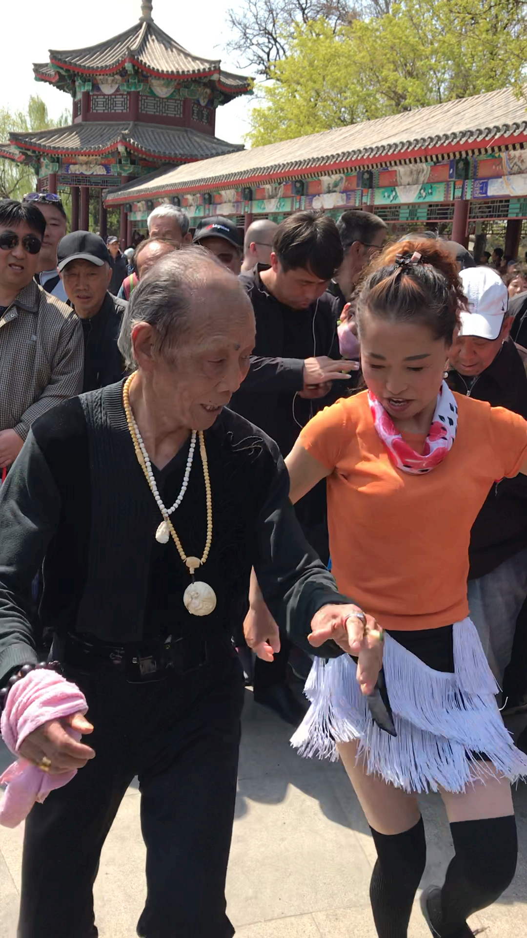 80岁网红张大爷和安静老师