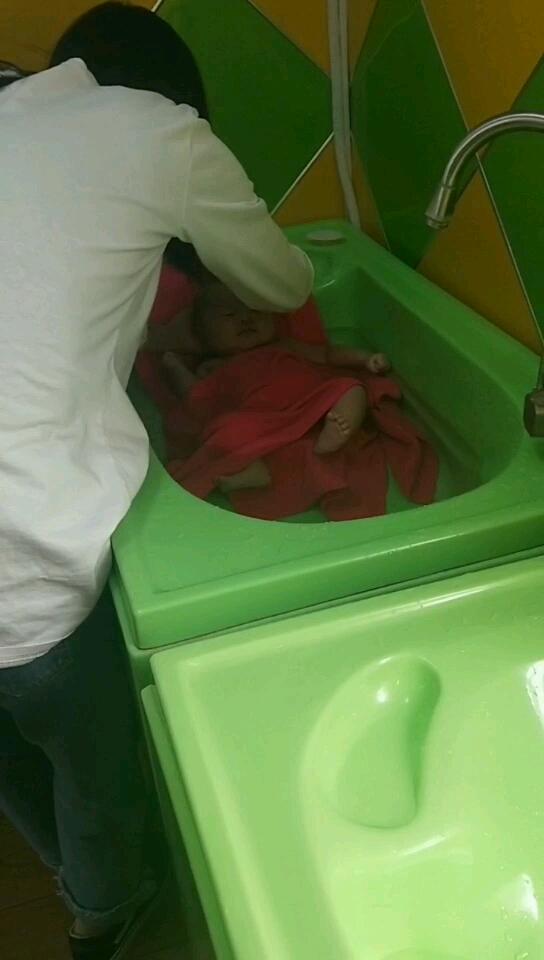 满月第一次洗澡,不哭也不闹还挺享受,还记得你家宝宝第一次洗澡的样子