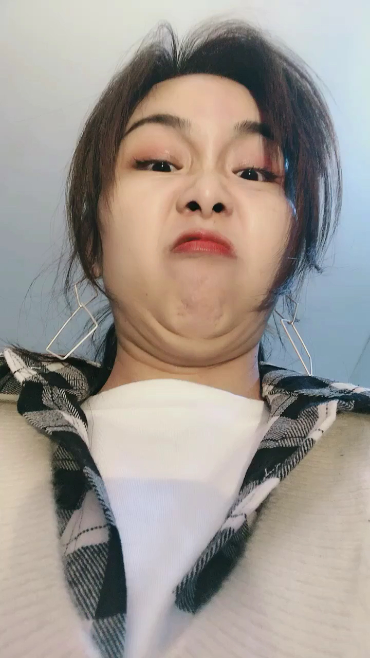 听说没有双下巴的女人不完美,我可完美可好看呀?