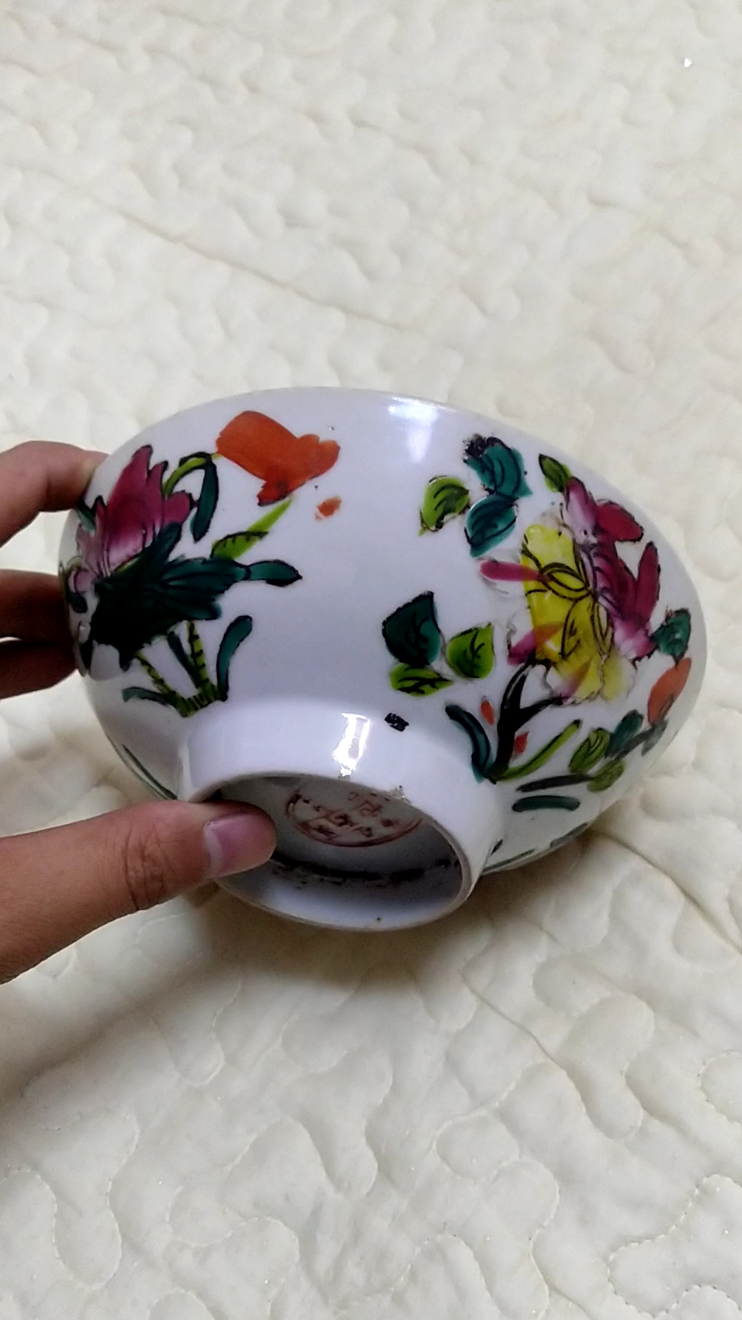 古玩瓷器收藏#大花碗一只,年代不详,有懂的说一下,年代的画的内容