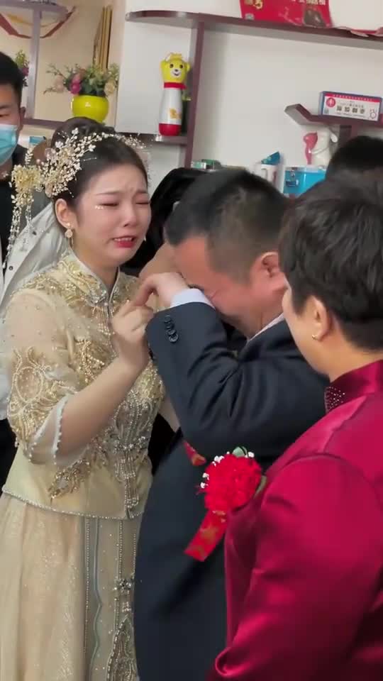 女儿出嫁,父女俩拥抱哭成泪人,这个时候只有做父母才能体会到的心情