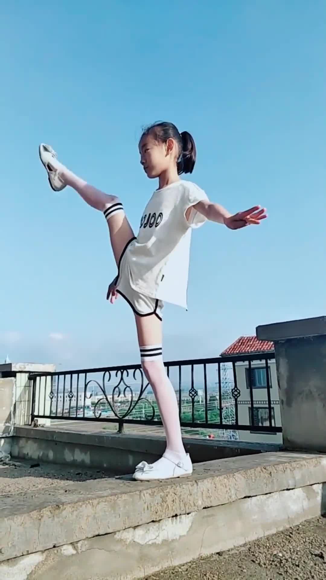 小萝莉在房顶上做一字马,好危险!