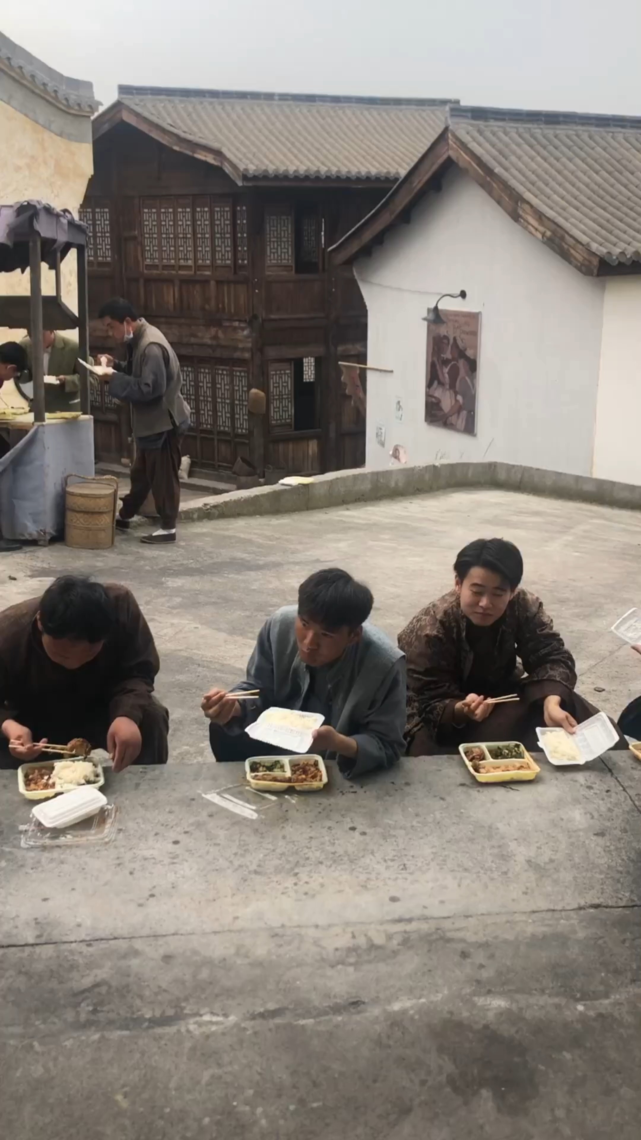 群众演员开饭了,好香的盒饭,你也来吃呀