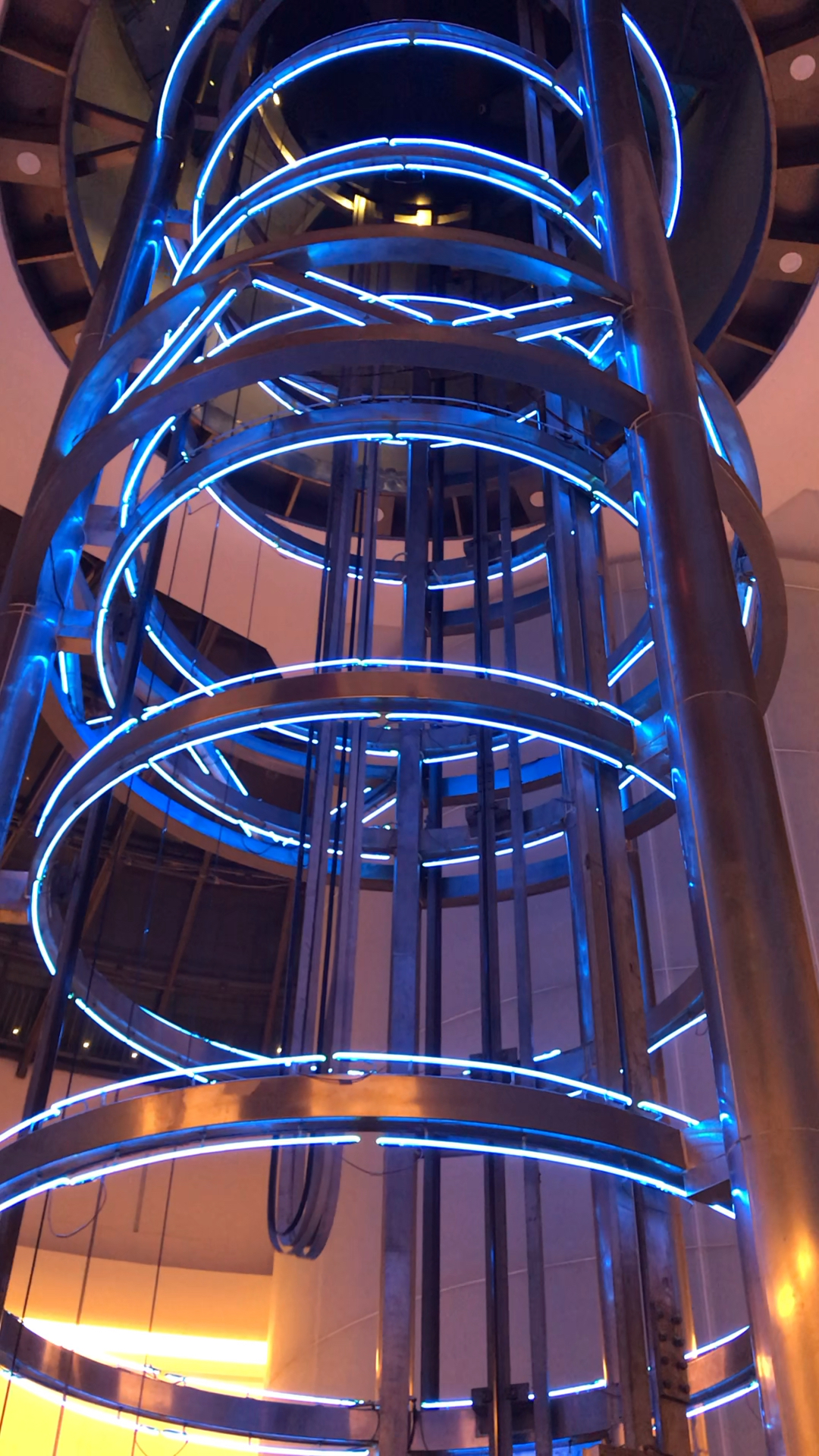 我的私藏景点#科幻感十足的电梯