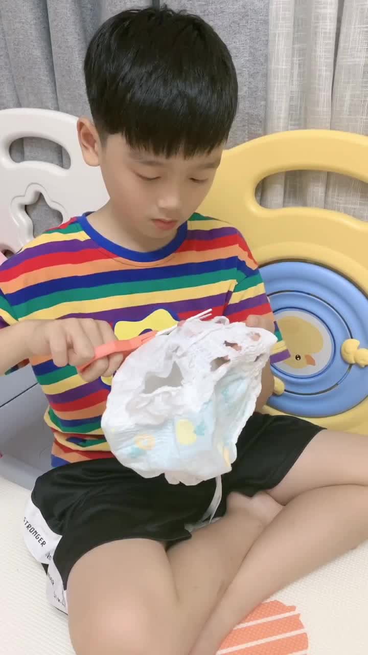 哥哥怕妹妹穿尿不湿热捂屁股把整箱都给剪成这样了凉不凉快咱不知道就