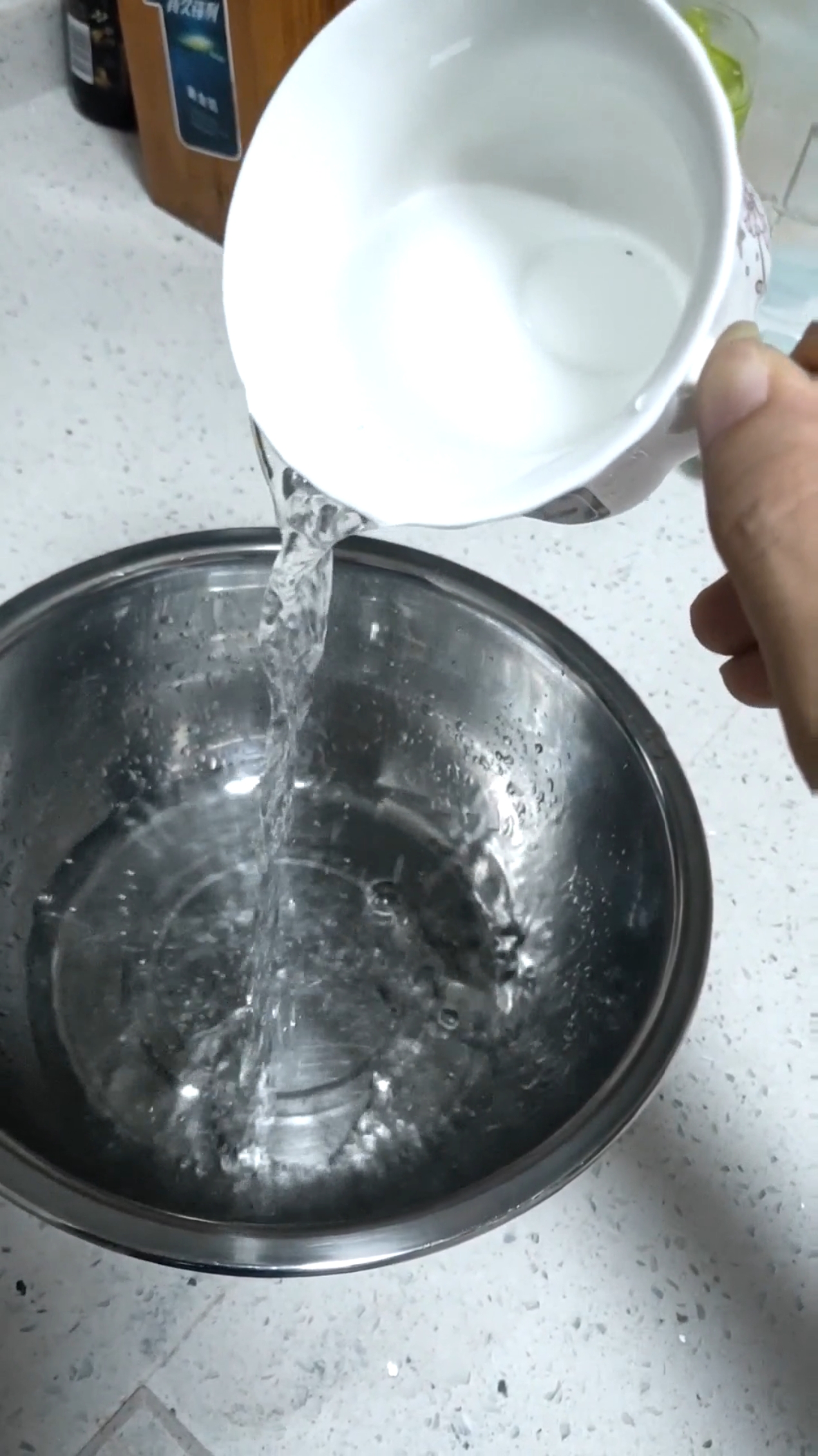 杯子的水倒流回来啦