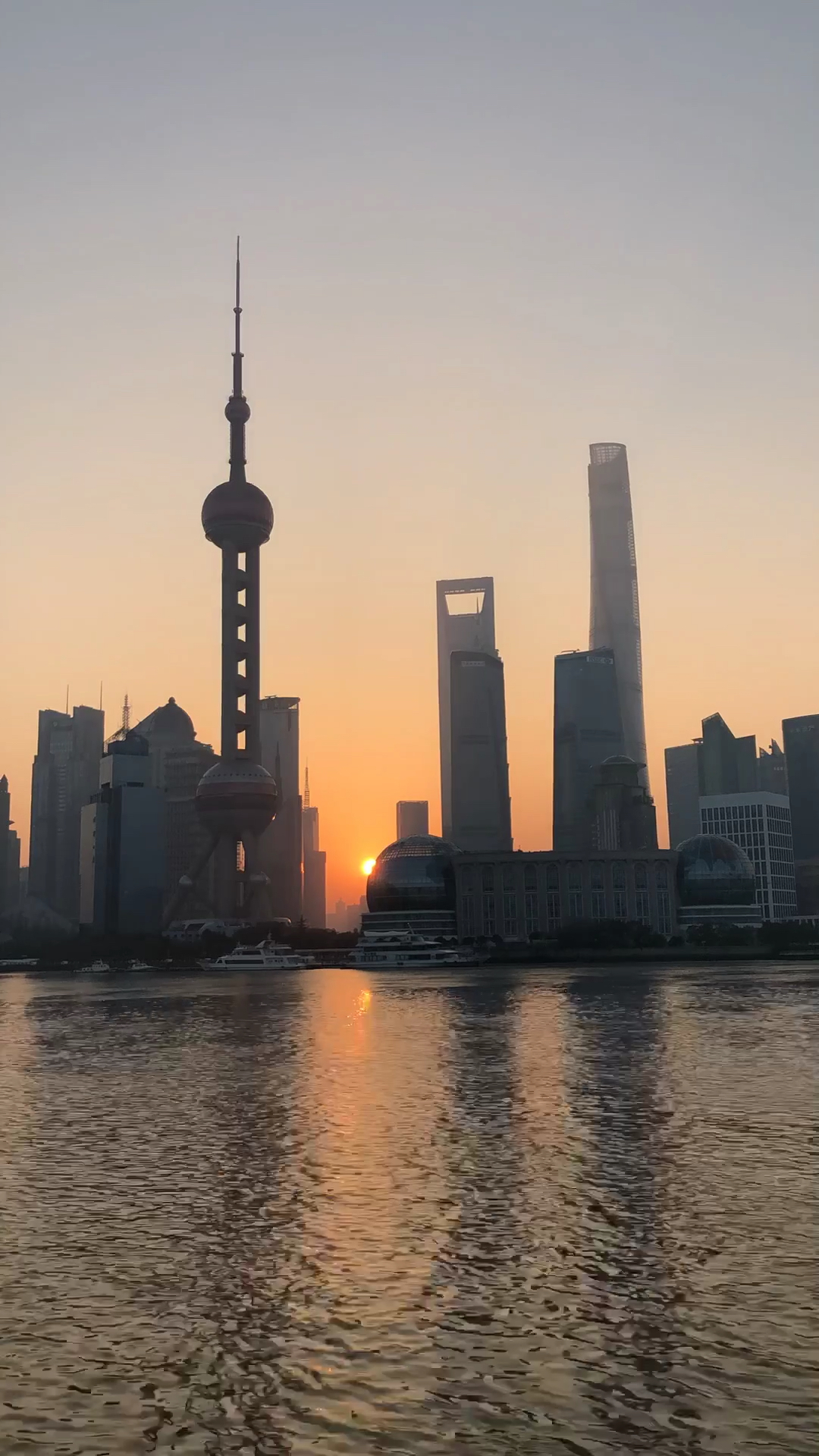 太阳从高楼大厦间升起