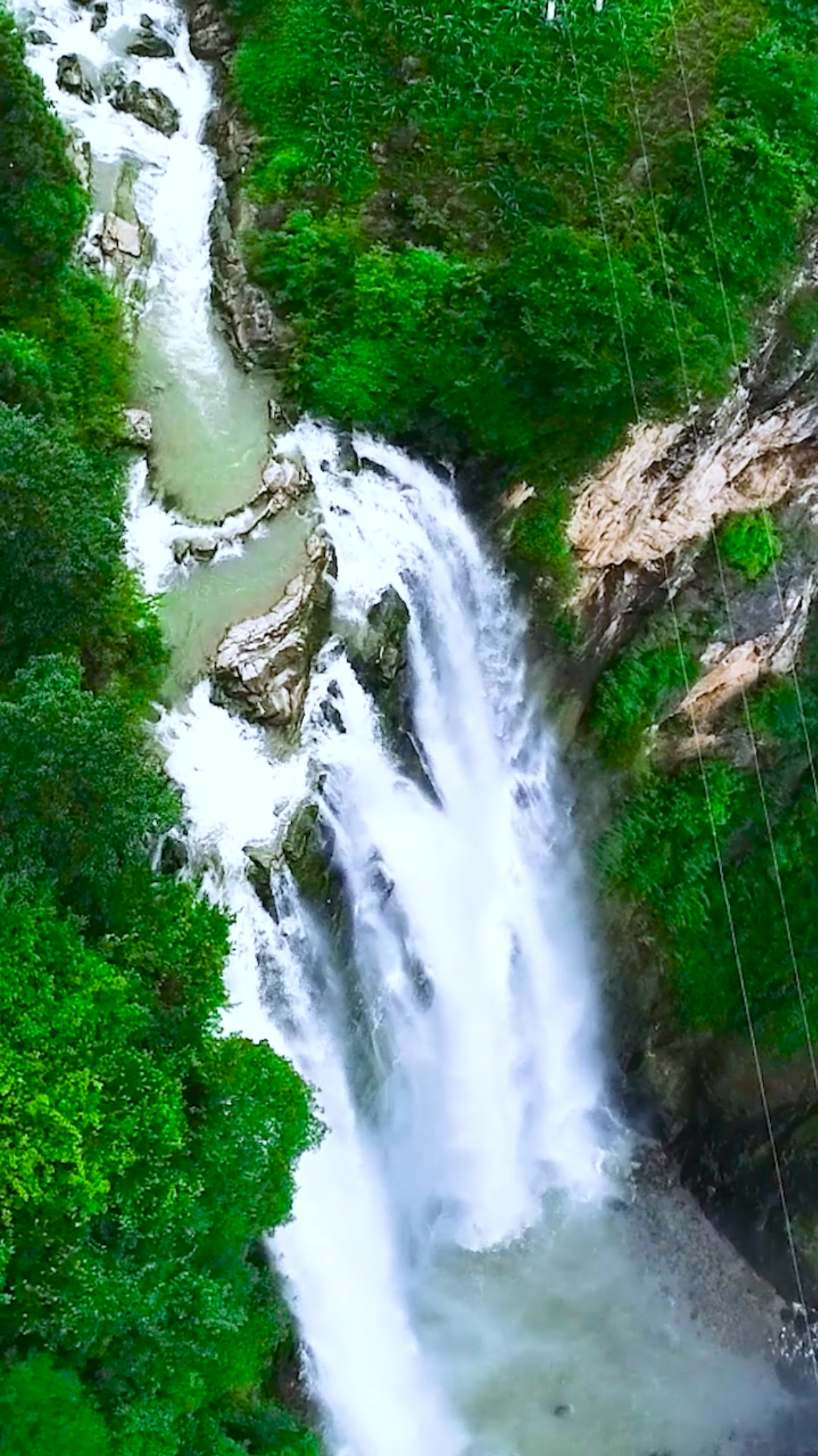 差点当成黄果树瀑布了,滴水岩瀑布,位于贵州盘州市羊场乡