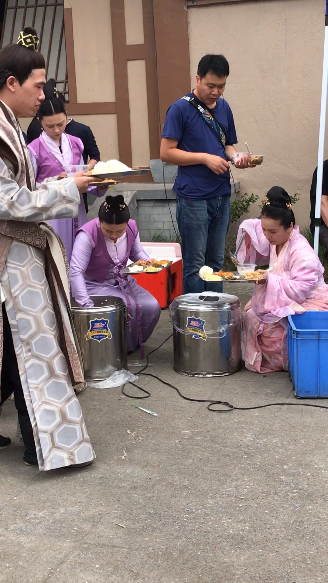 群众演员家丁丫鬟们领盒饭