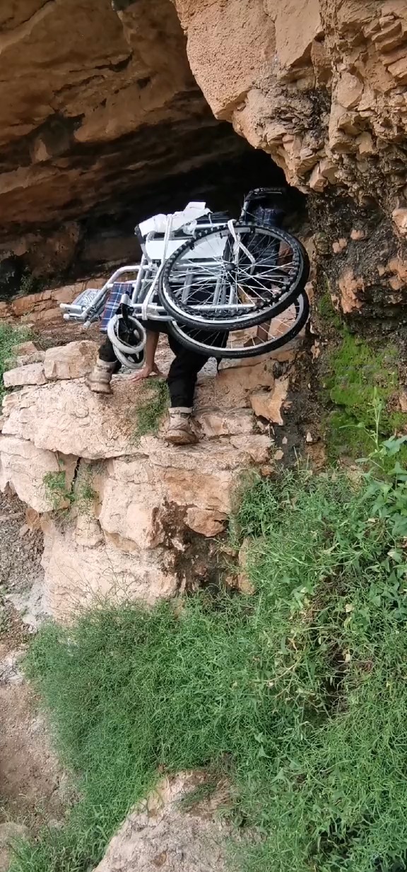 悬崖村徒步11个小时背轮椅看望106岁爷爷