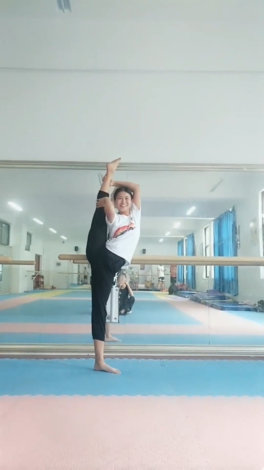 娱乐#小姐姐表演高难度一字马,这柔韧性也太好了,真厉害