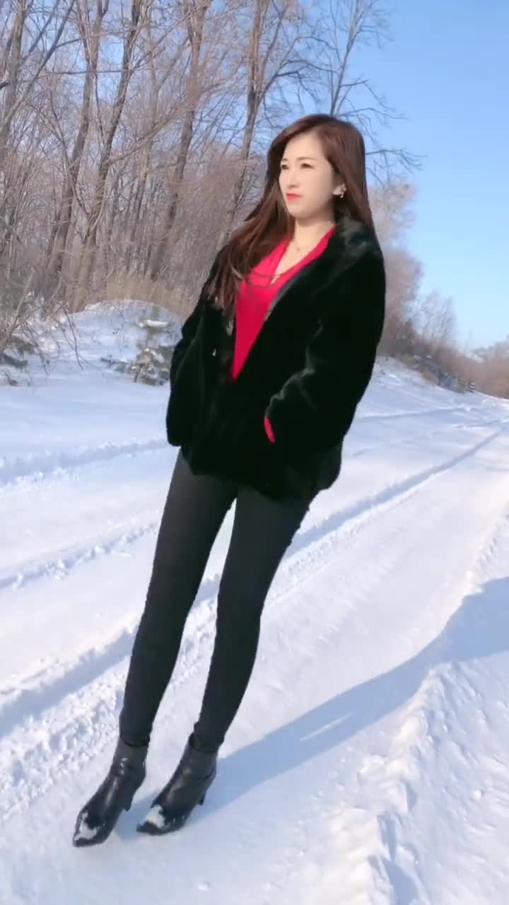 雪天抓拍时尚美女身材高挑唯美真是女神