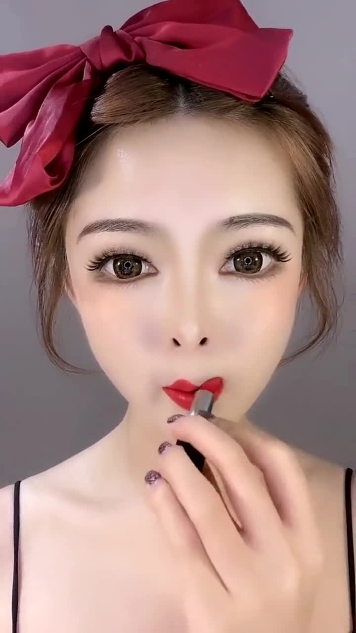 这才是真正的樱桃小口,要不画上口红,我都没看见嘴!