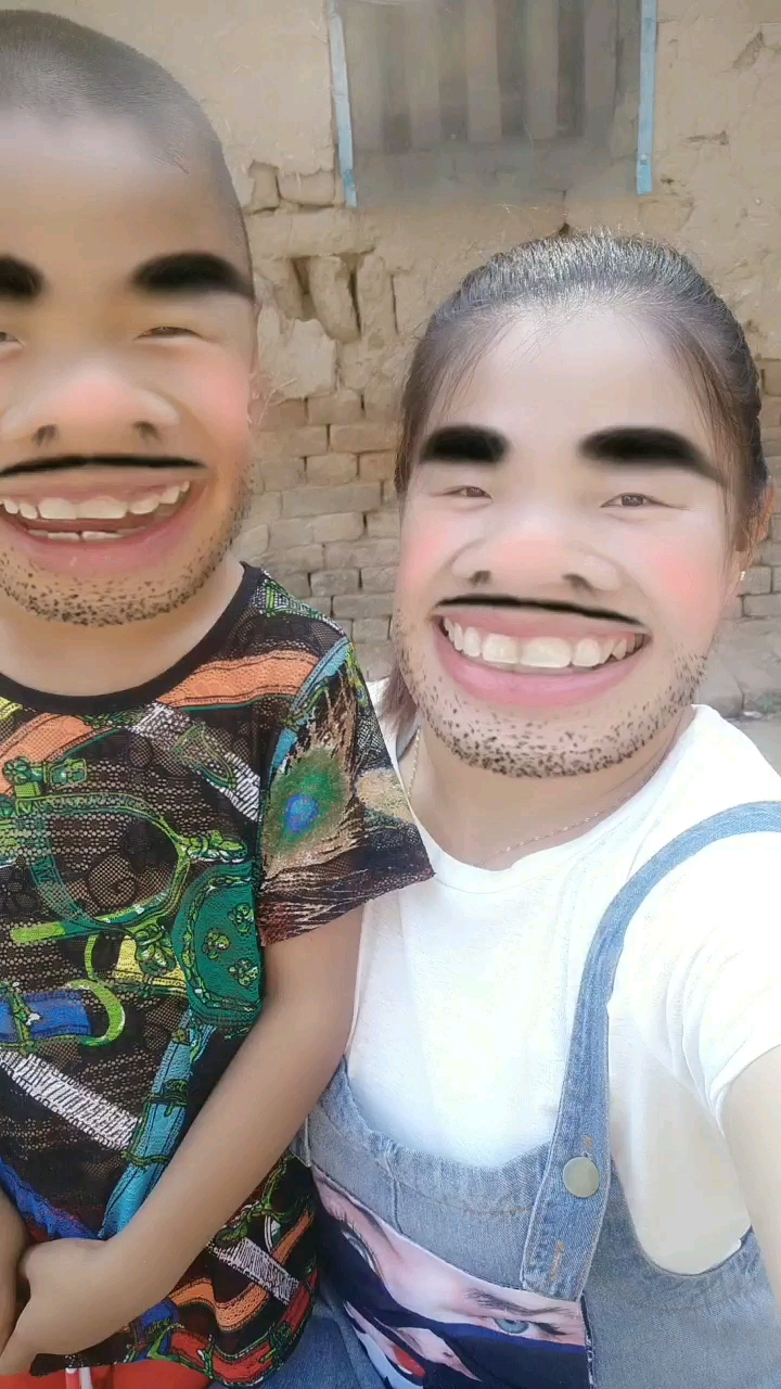 笑死了,没事干对着手机傻笑