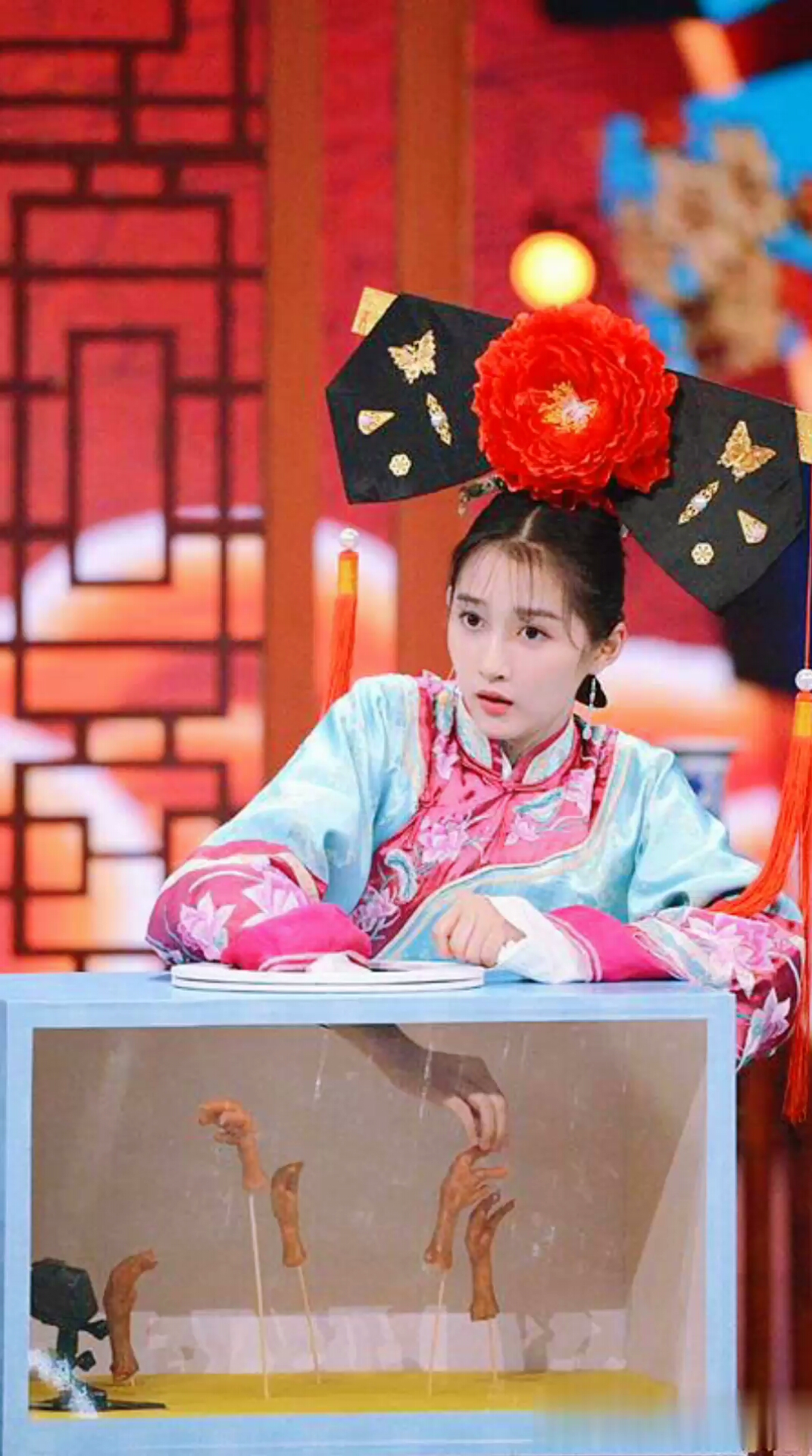 关晓彤晒清宫装造型,手拿小帕娇羞动人