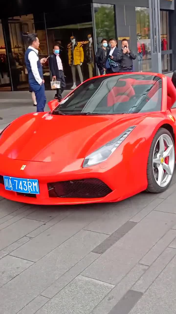 天府名媛喜提法拉利敞篷488邀姐妹出来一起拍照,看小姐姐笑的好开心!