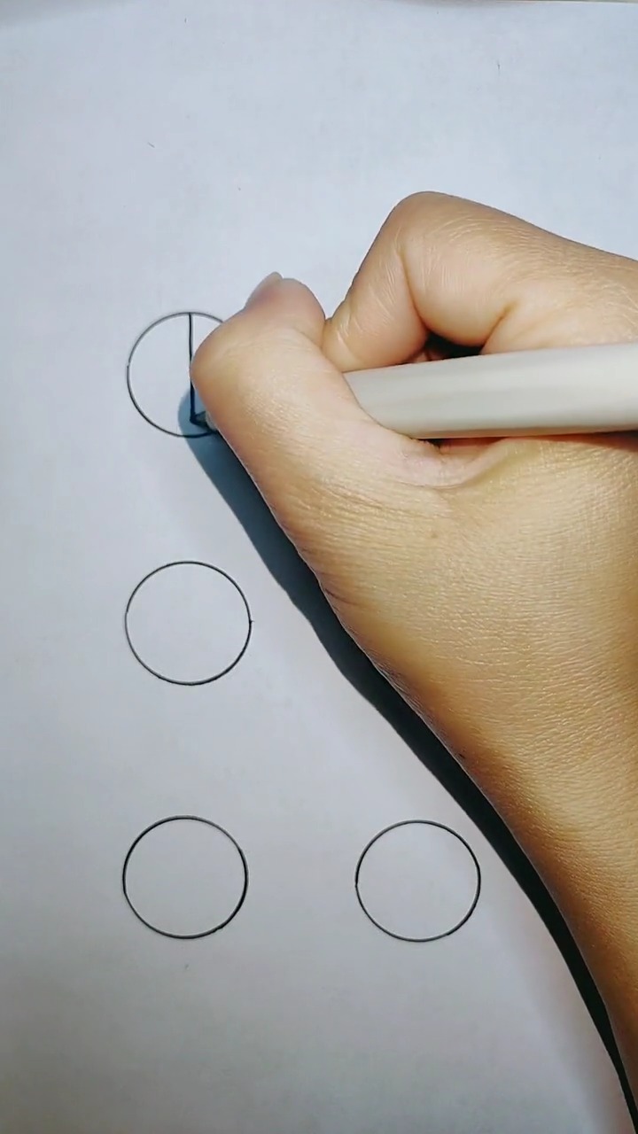 在纸上画六个圆圈,让我们来看看都能画出来什么吧!