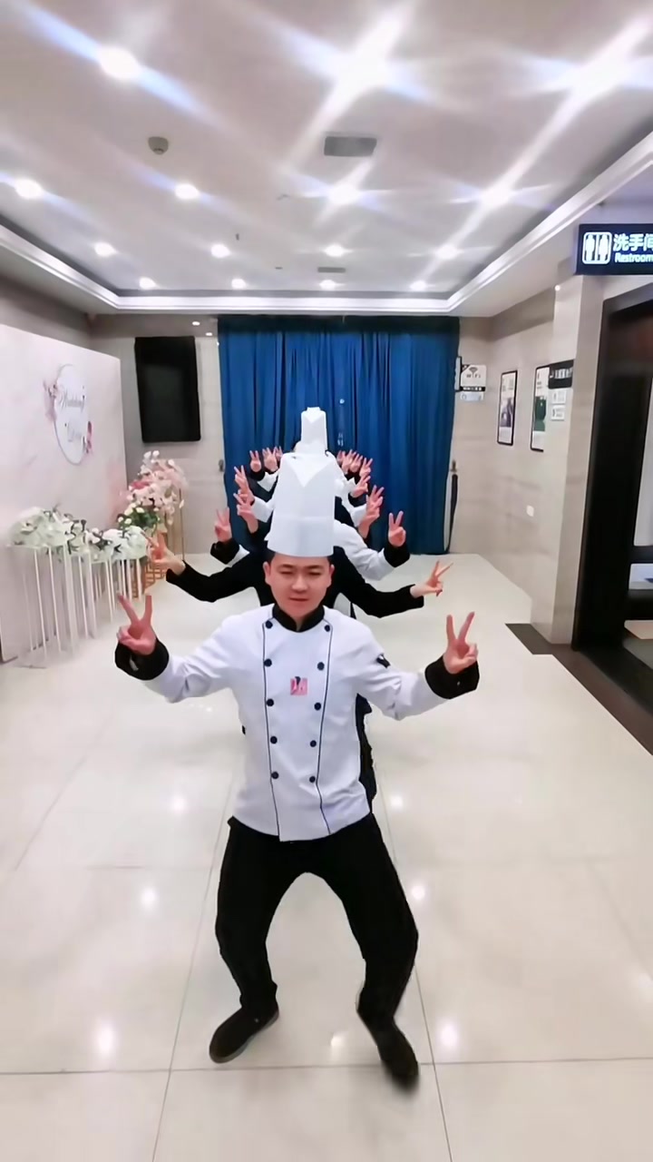 一起来跳螃蟹舞左脚右脚gogogo我们是传递快乐的餐饮人