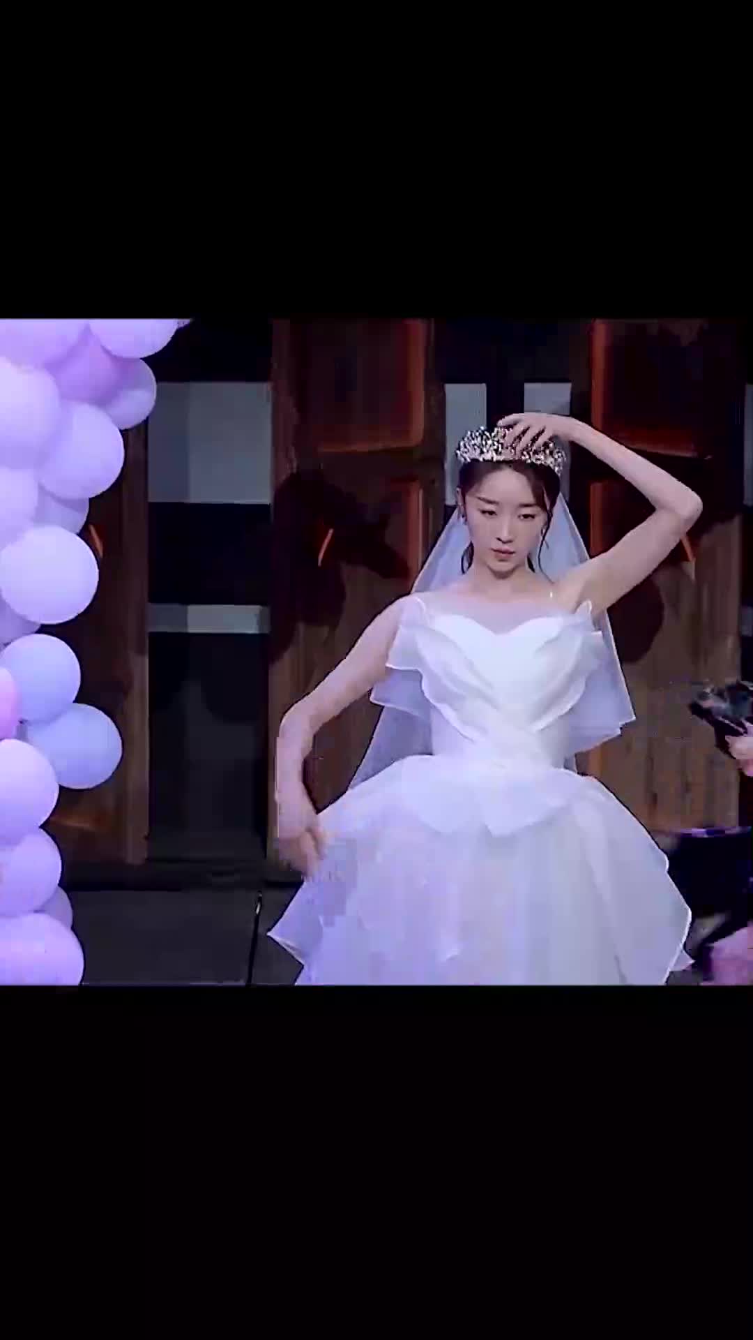 这还是我认识的林有有吗张月穿着婚纱跳舞,真是太惊艳了!