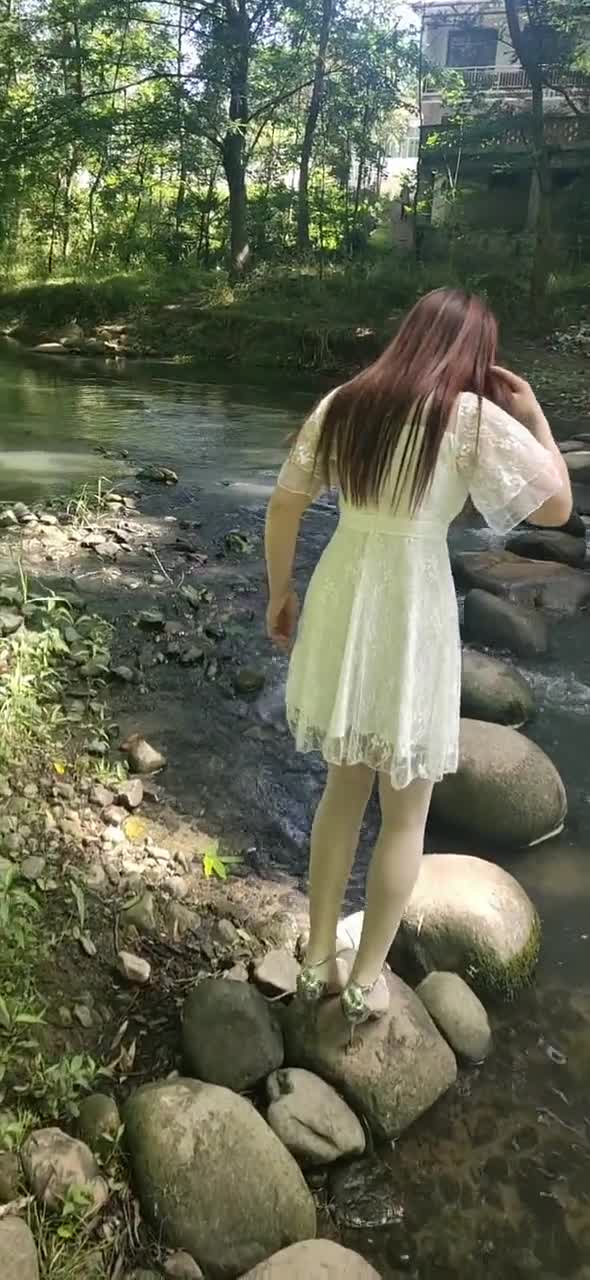 农村的独木桥美女穿着高跟鞋走上去真怕她掉进水里