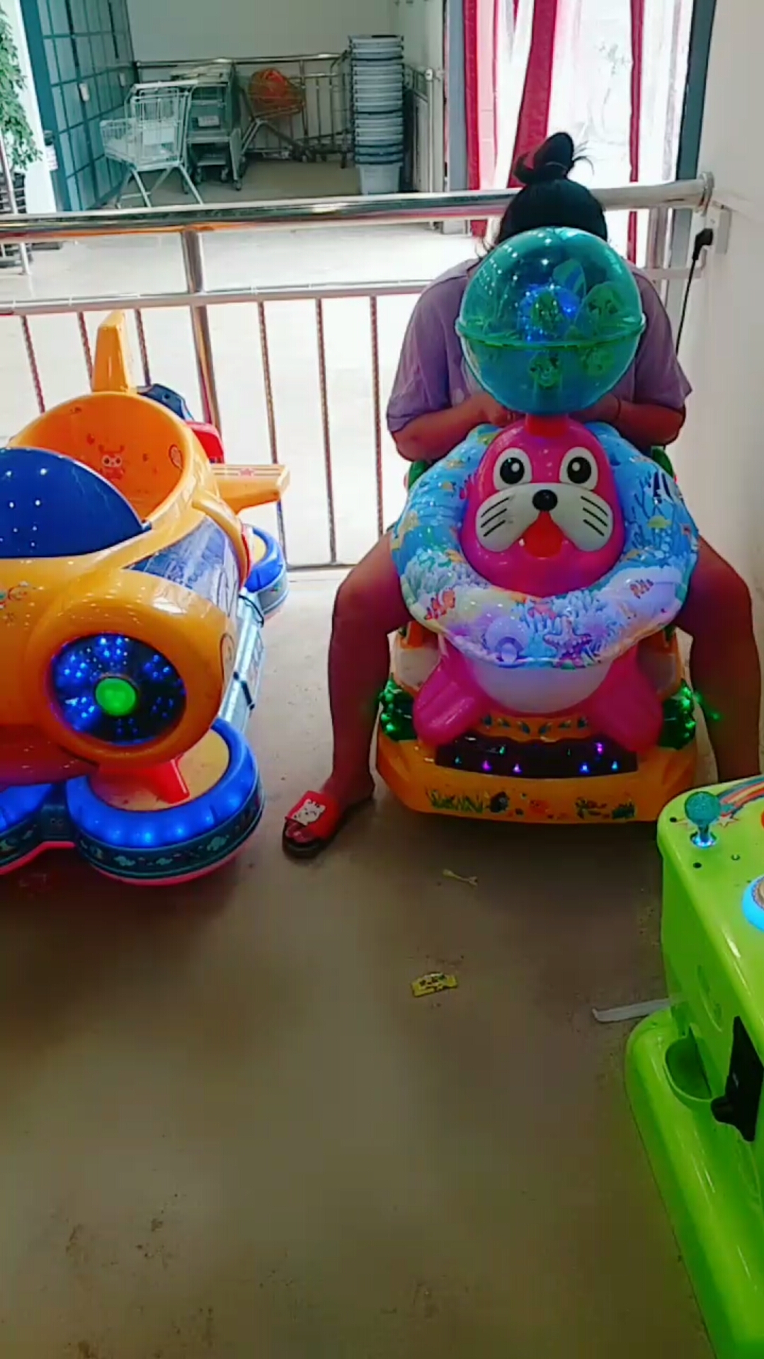 这么大个人霸占摇摇车让小孩子玩什么?