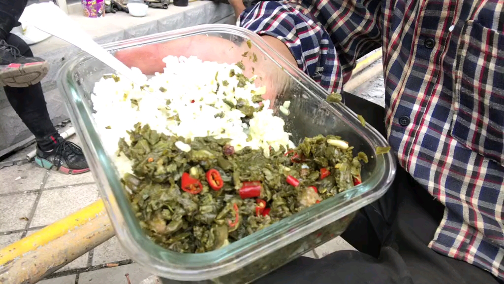 嗨,你们吃饭了吗,这是我们一天的生活,虽然有点寒酸,但是安逸