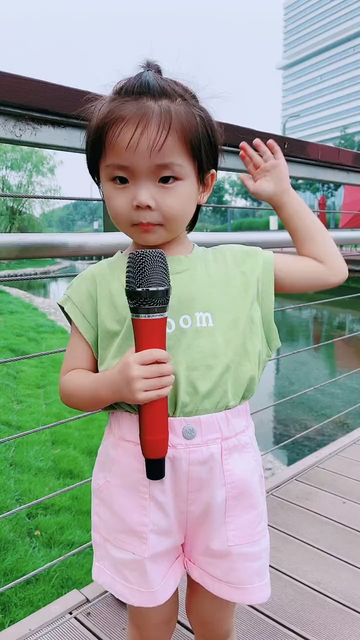 三岁妹妹唱歌好有范好投入呀